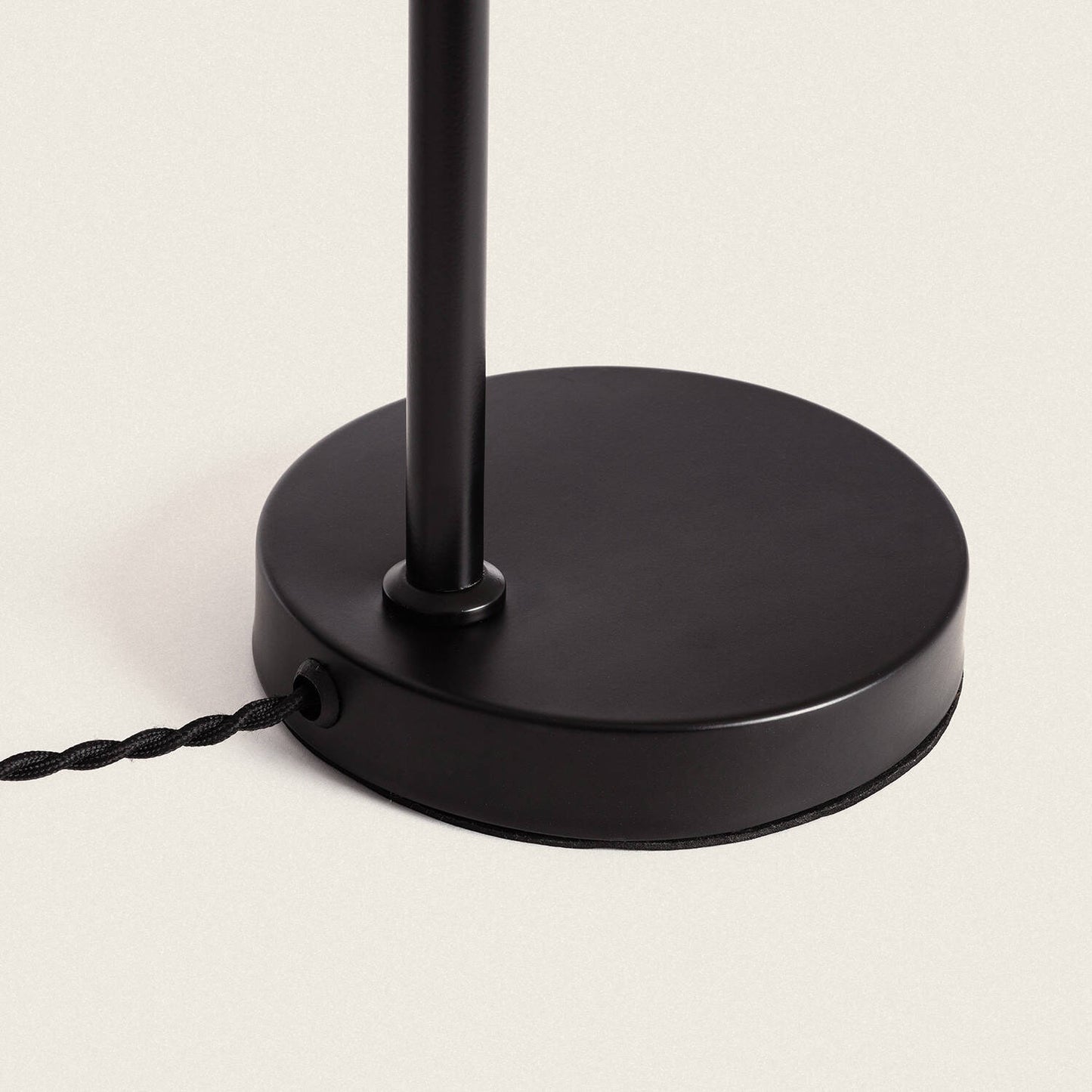 Lámpara de Mesa de Metal y Ratán Cesto