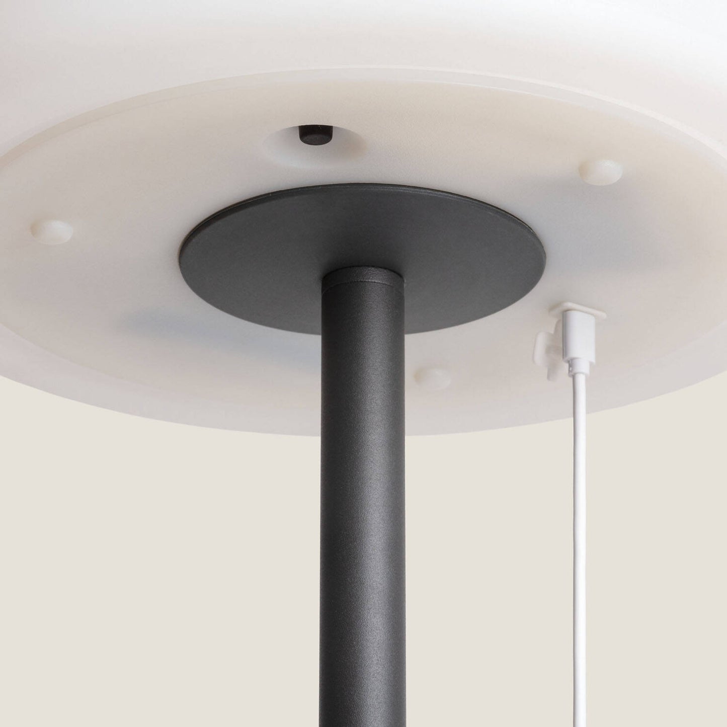 Lámpara de Pie Exterior de Metal LED Solar Larso