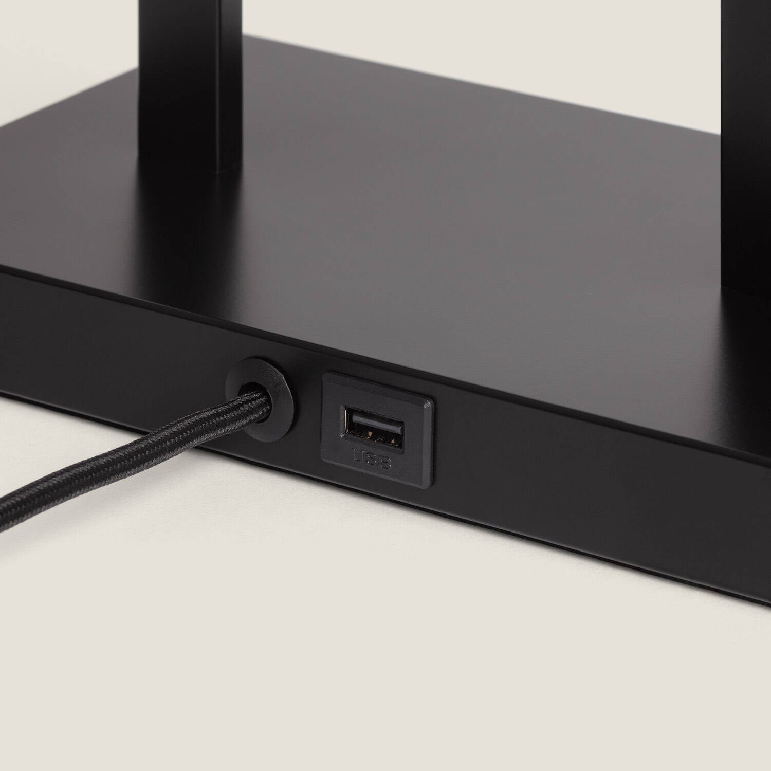 Lámpara de Mesa Metal con Puerto USB e Interruptor Táctil Tianna