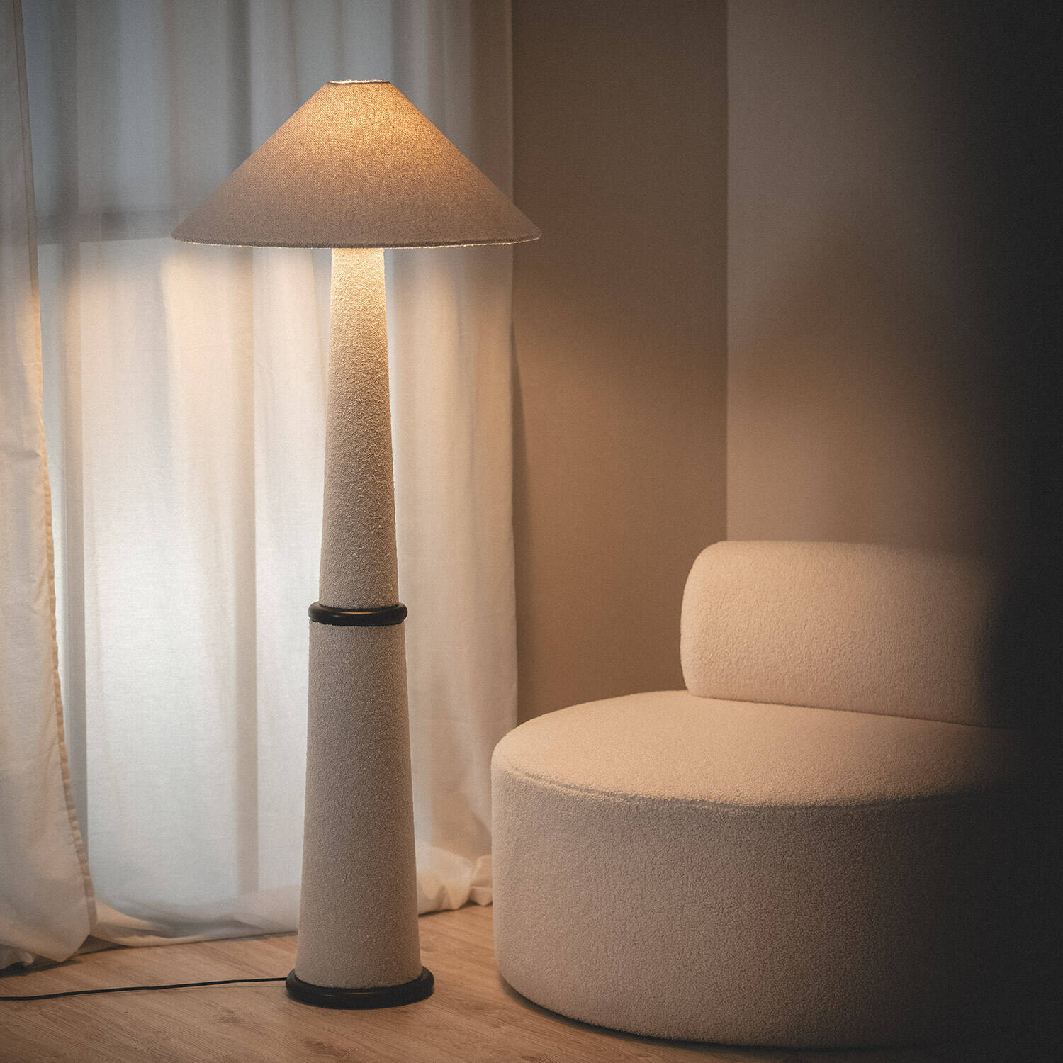 Lámpara de Pie Madera y Tela Lombe