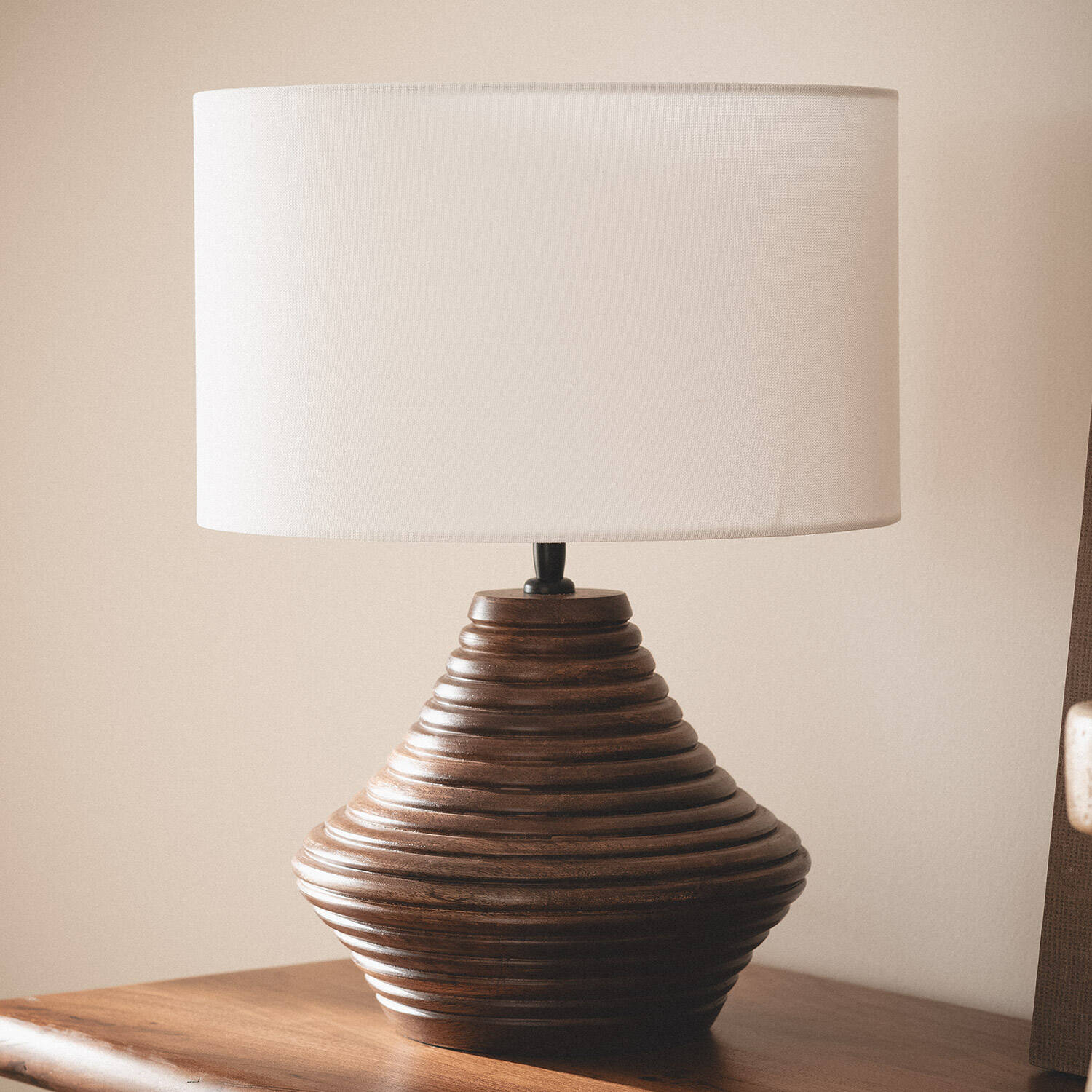 Lámpara de Mesa Madera Akriti ILUZZIA