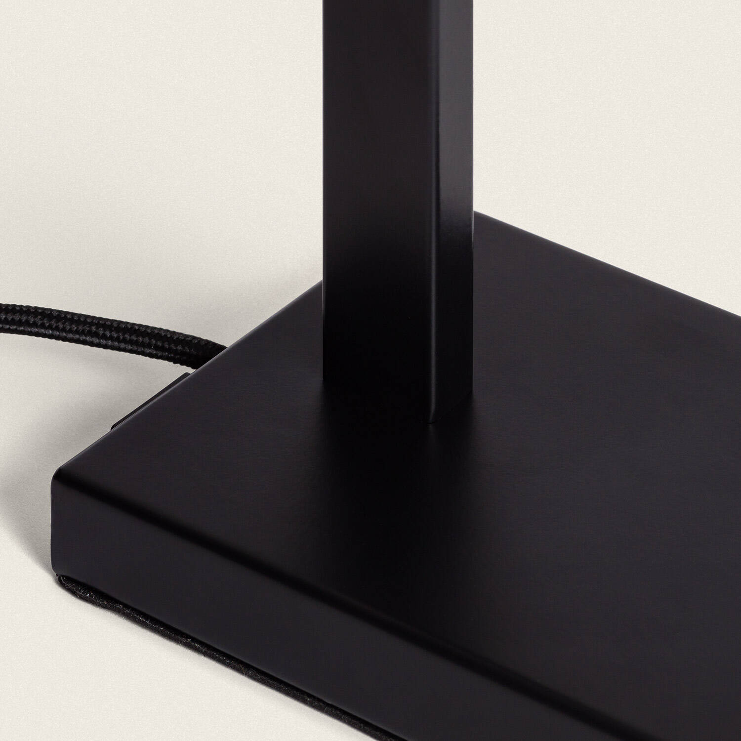 Lámpara de Mesa Metal y Tela con Puerto USB e Interruptor Táctil Malena