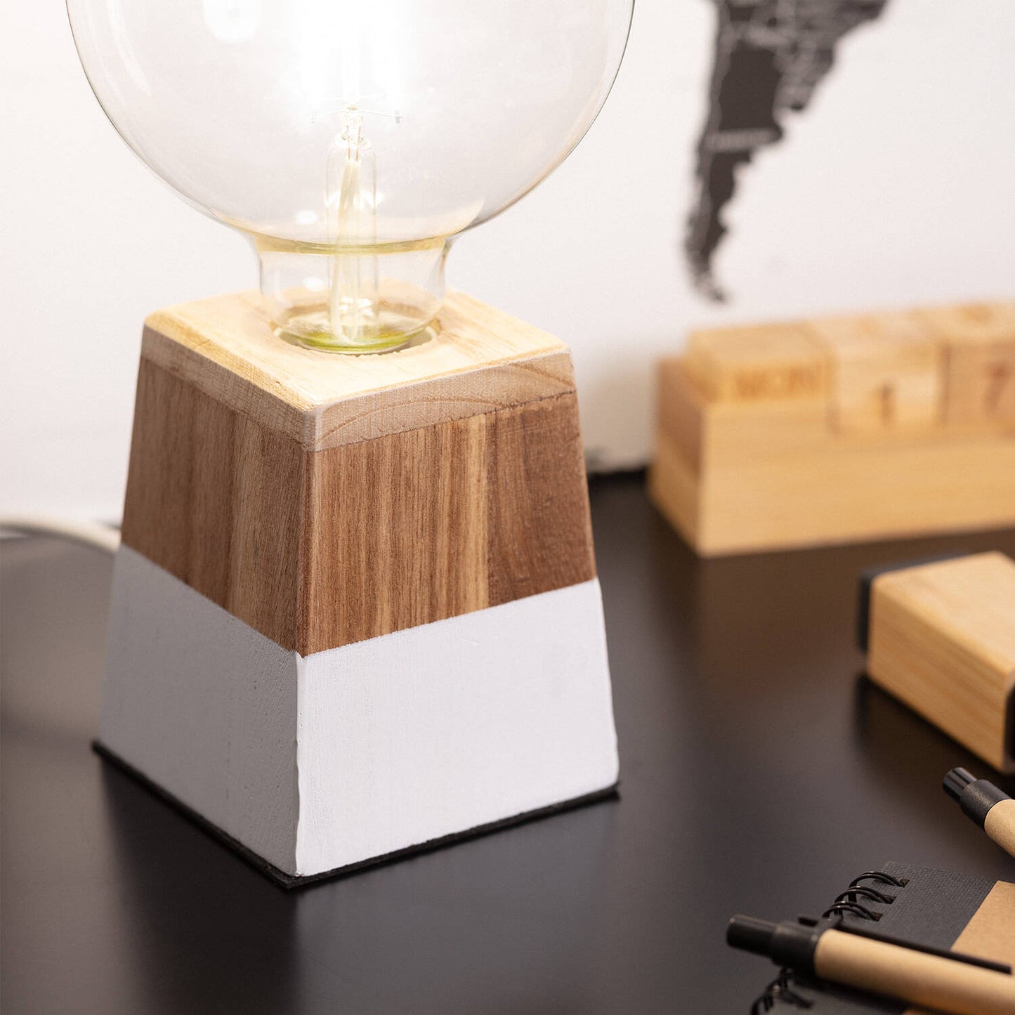 Lámpara de Mesa de Madera Lakara