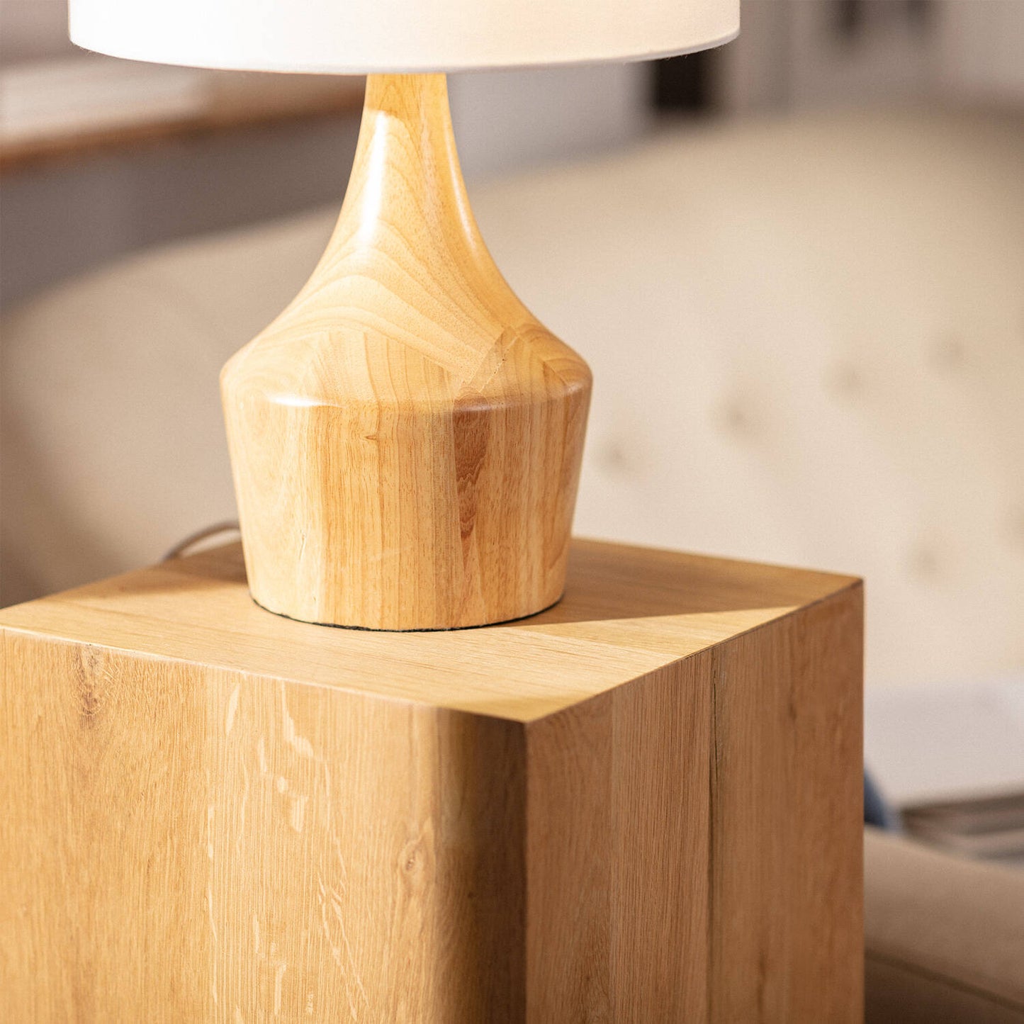 Lámpara de Mesa de Madera y Tela Dabai