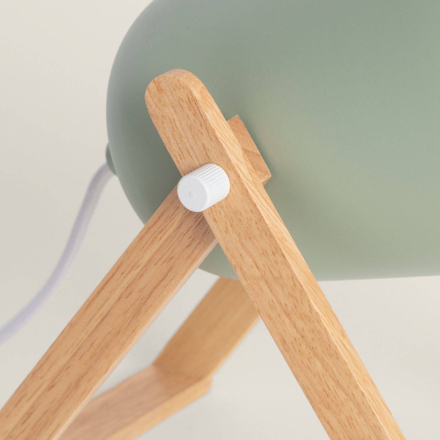 Lámpara de Mesa de Metal y Madera Kiume