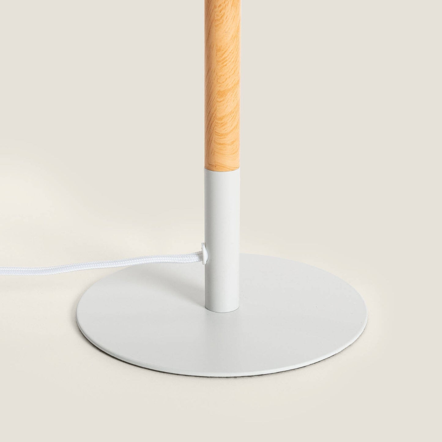 Lámpara de Mesa de Metal y Madera Silinda