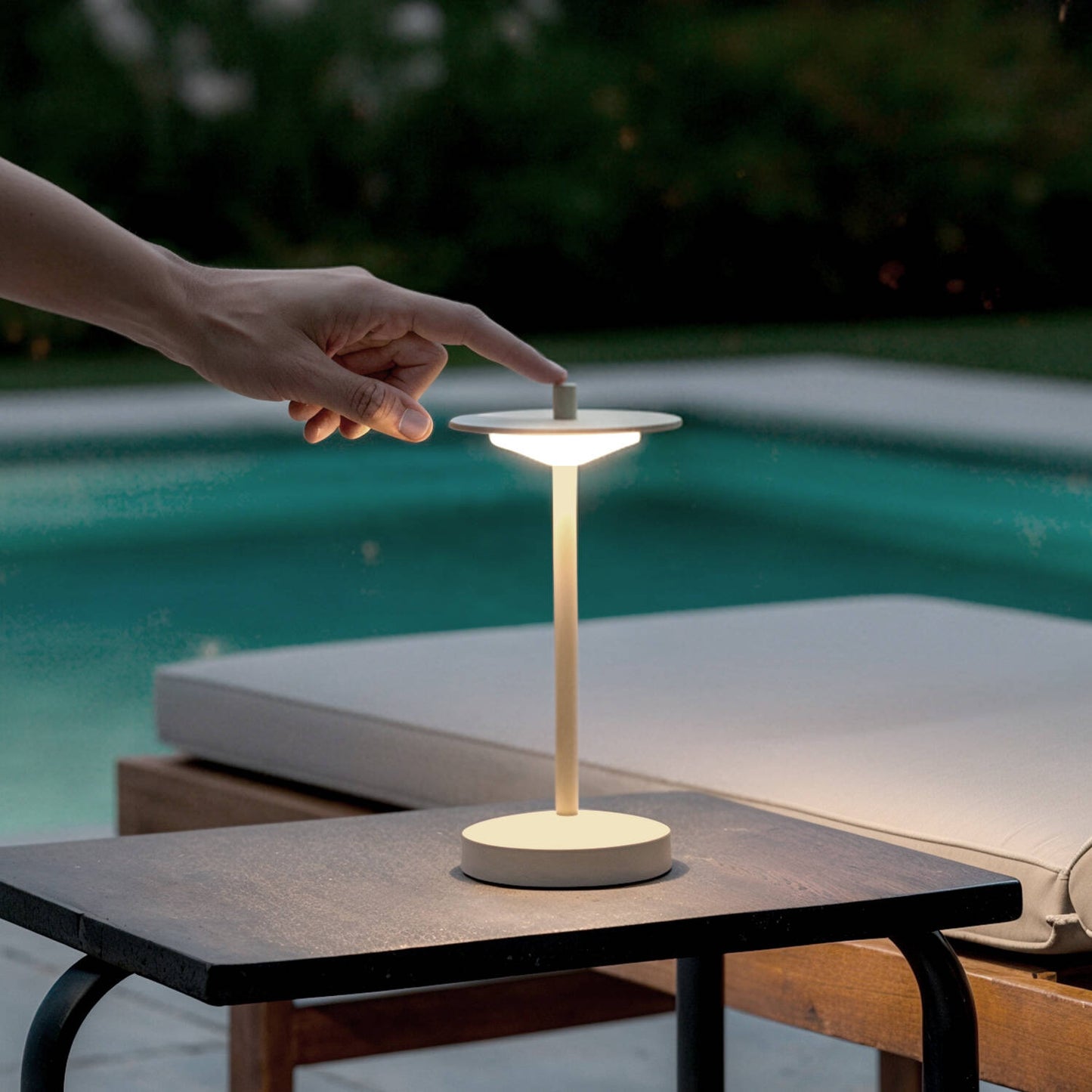 Lámpara de Mesa LED Portátil para Exterior Metal con Batería Recargable Estepona