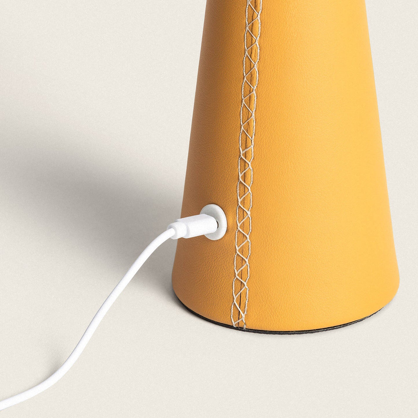 Lámpara de Mesa LED Portátil Cuero y Metal con Batería USB Recargable Tyu Nhalma