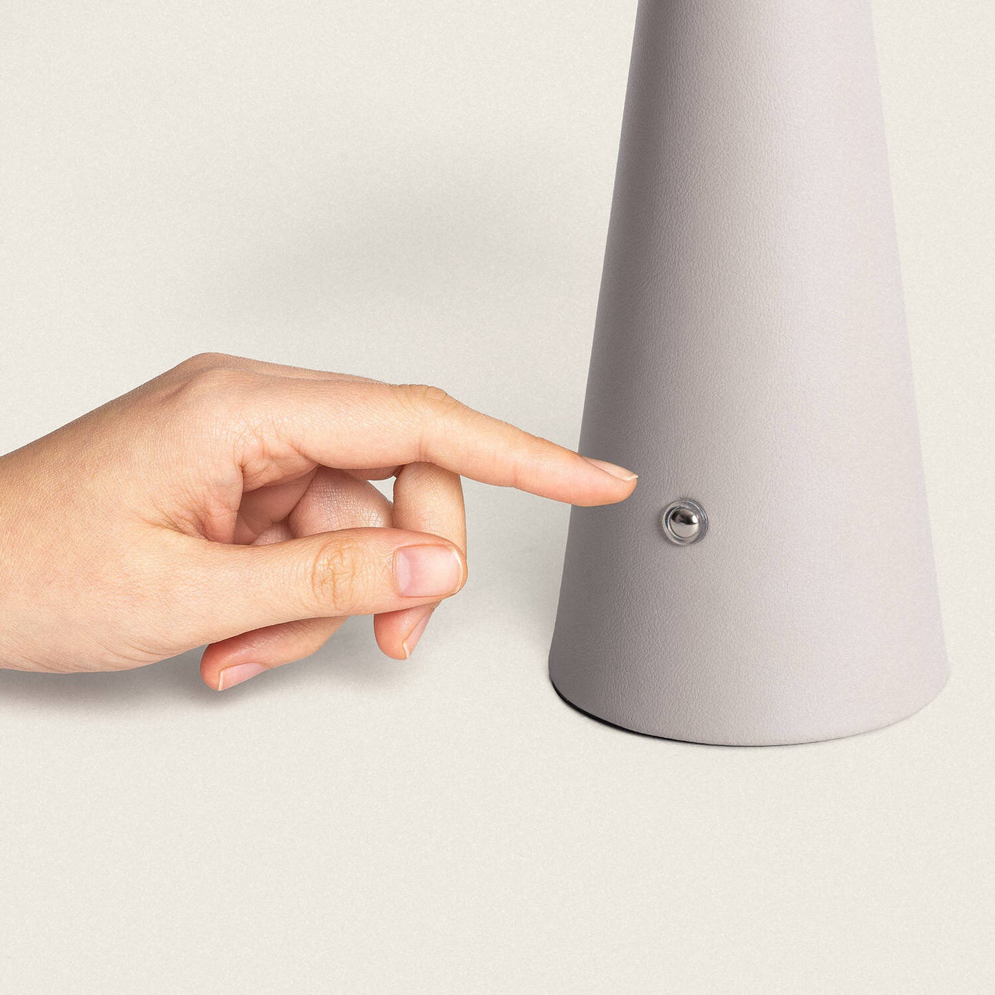 Lámpara de Mesa LED Portátil Cuero y Metal con Batería USB Recargable Tyu Nhalma