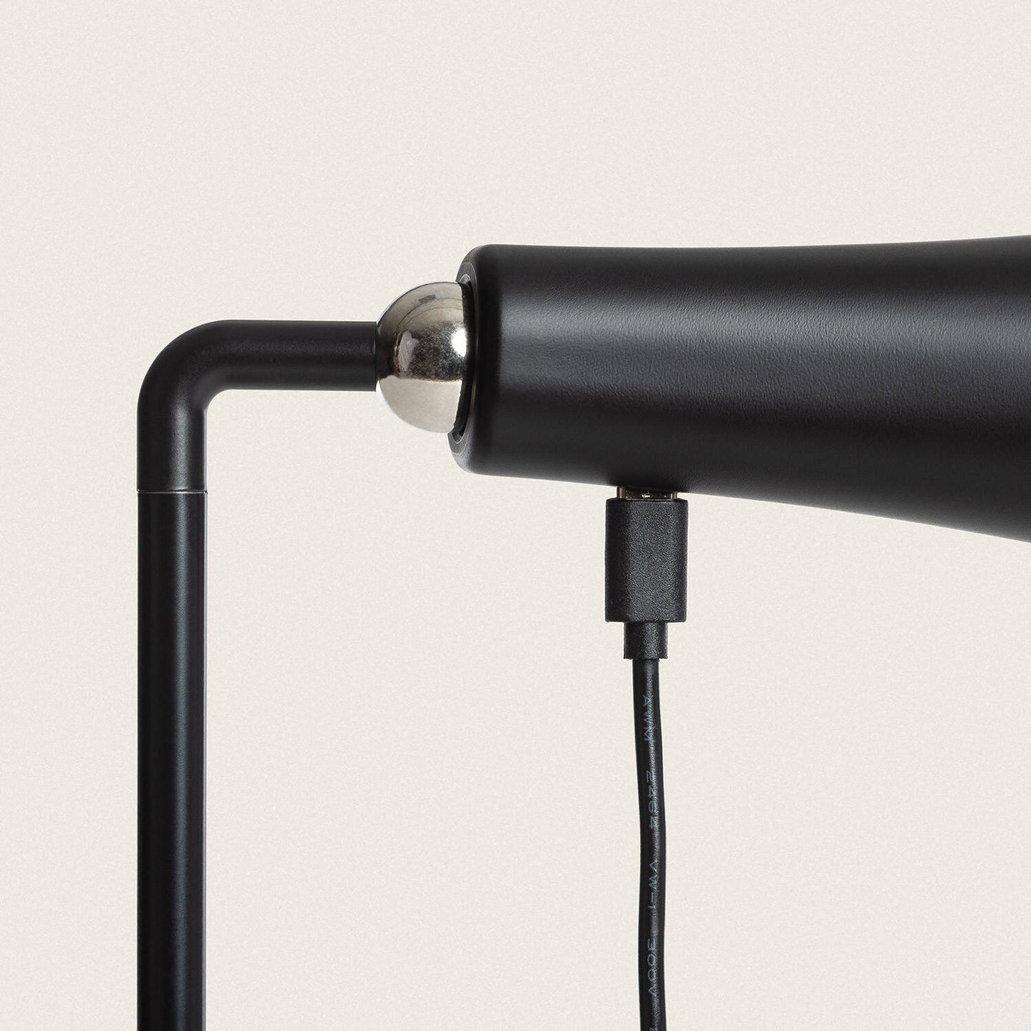 Lámpara de Mesa LED Portátil Metal con Batería USB Recargable Bysta