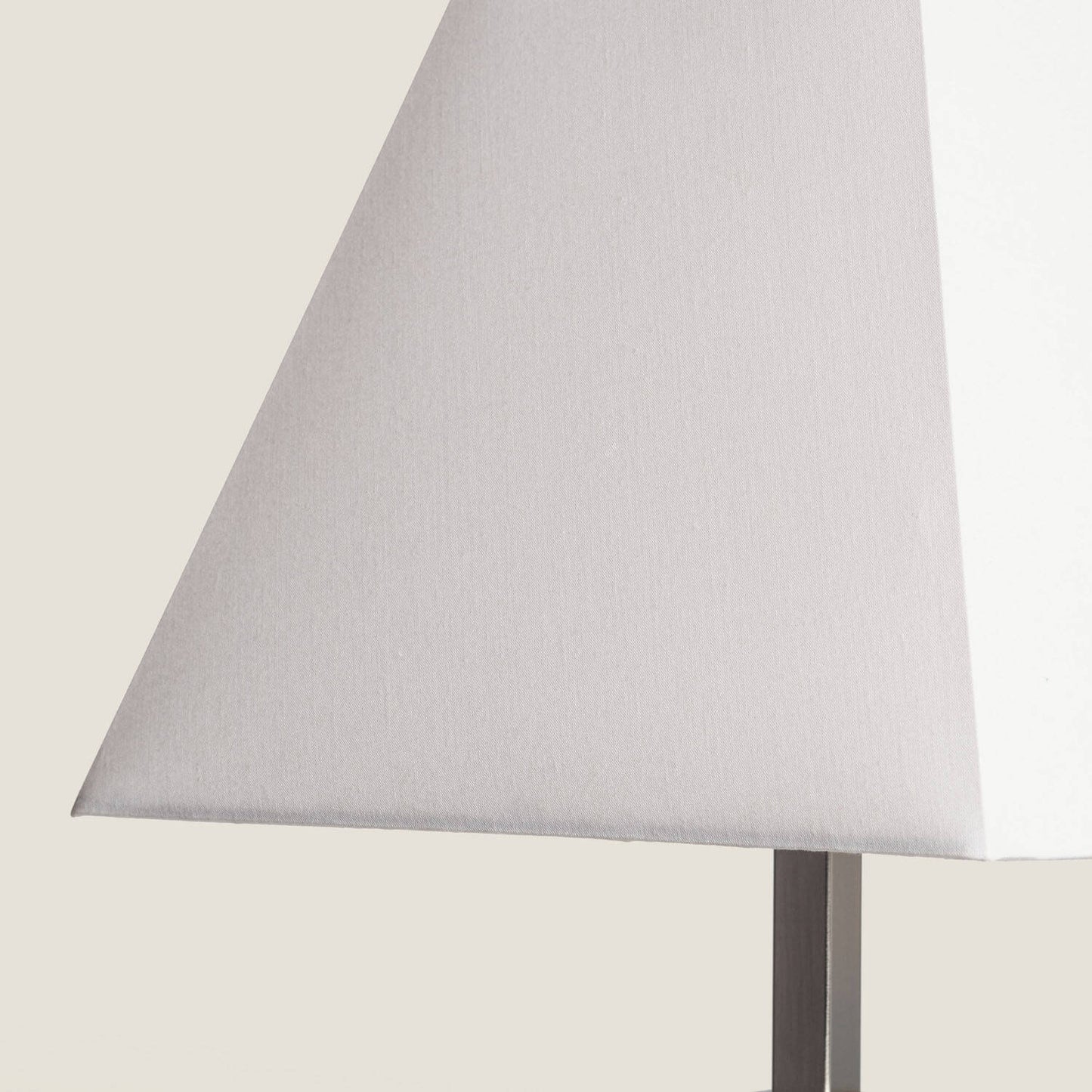 Lámpara de Mesa Madera y Metal Lizza Piramis