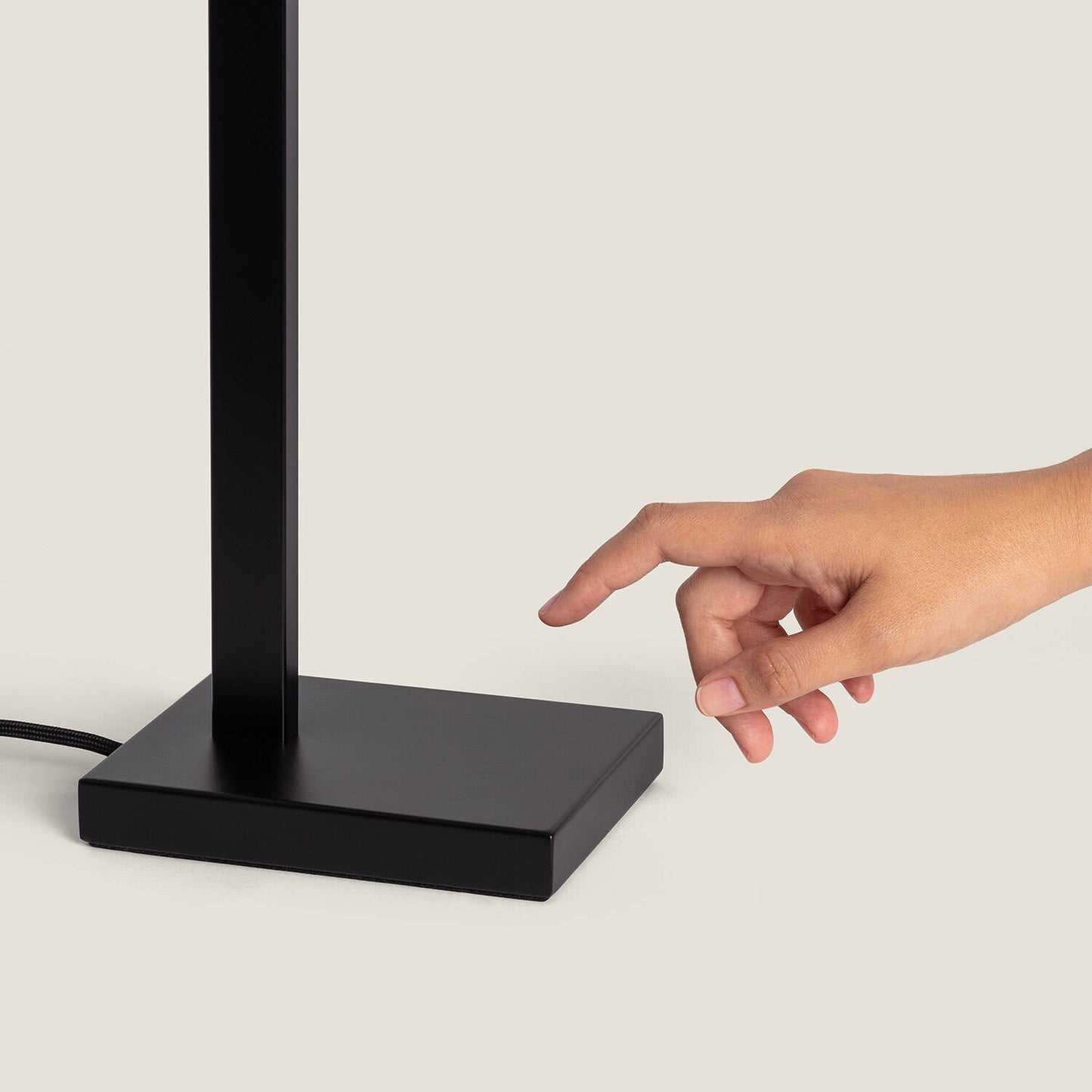 Lámpara de Mesa Metal y Tela con Puerto USB e Interruptor Táctil Malena
