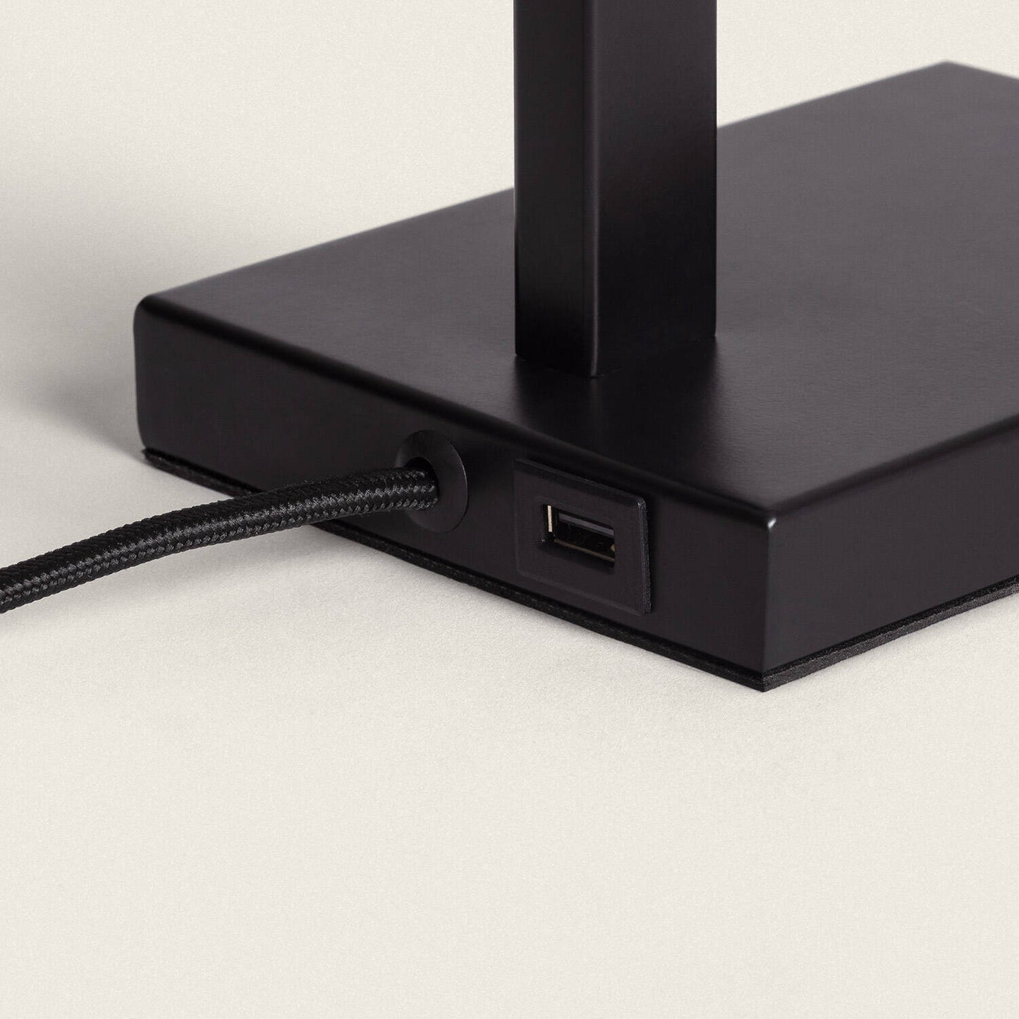 Lámpara de Mesa Metal y Tela con Puerto USB e Interruptor Táctil Malena
