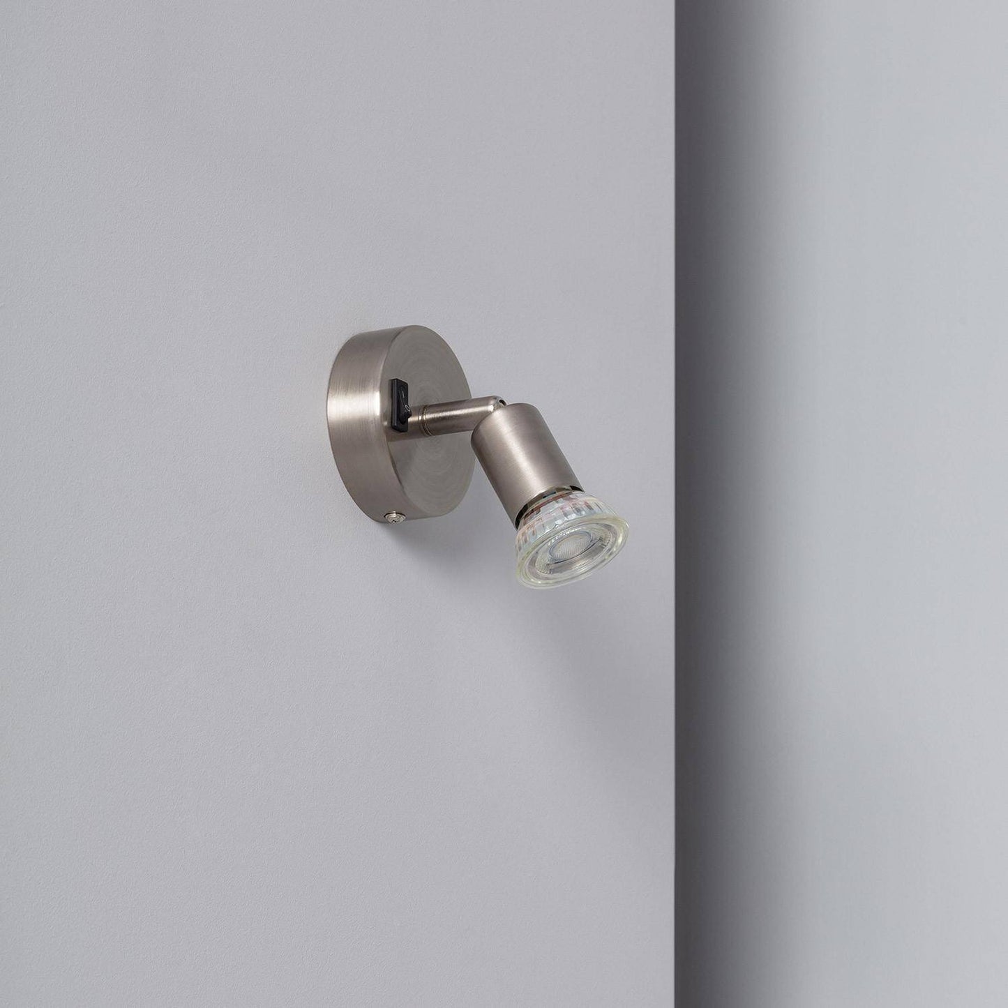 Lámpara de Pared Aluminio Orientable con Interruptor 1 Foco Oasis Plata
