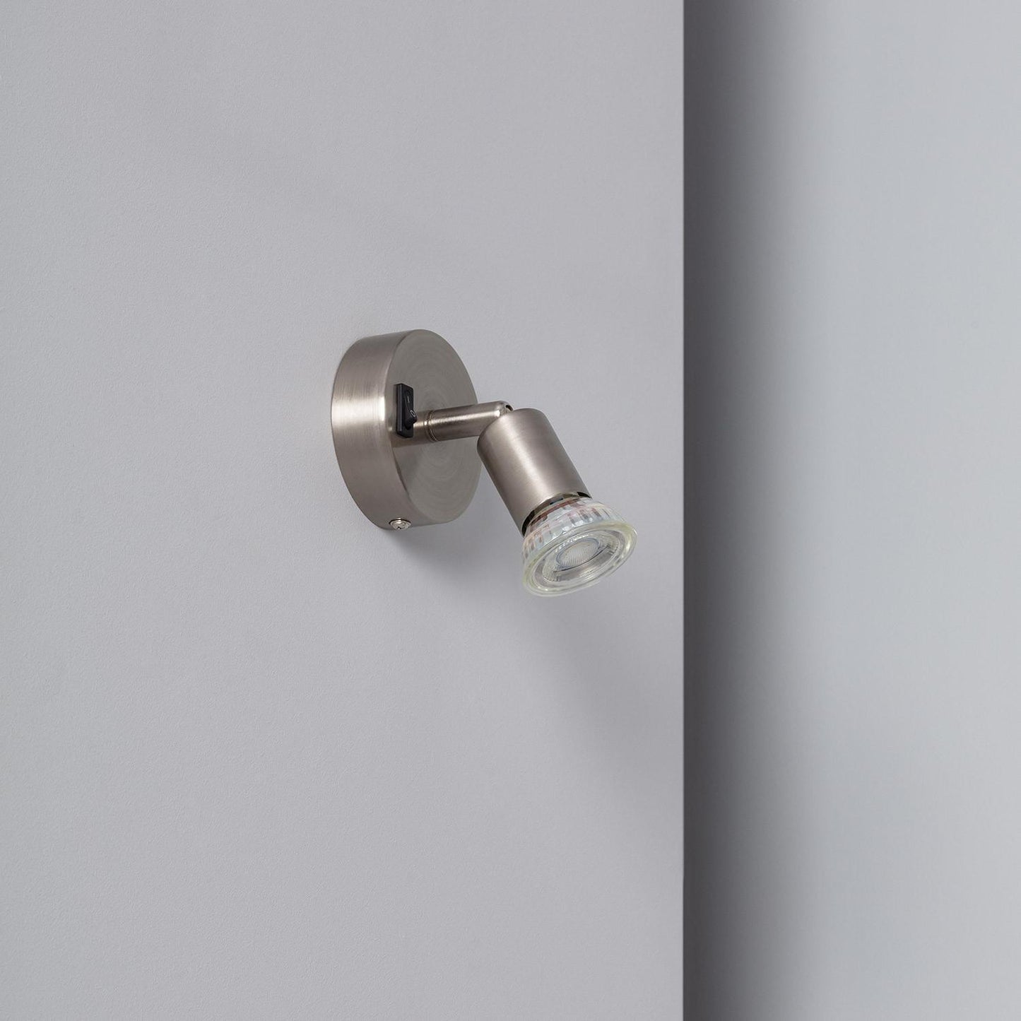Lámpara de Pared Aluminio Orientable con Interruptor 1 Foco Oasis Plata