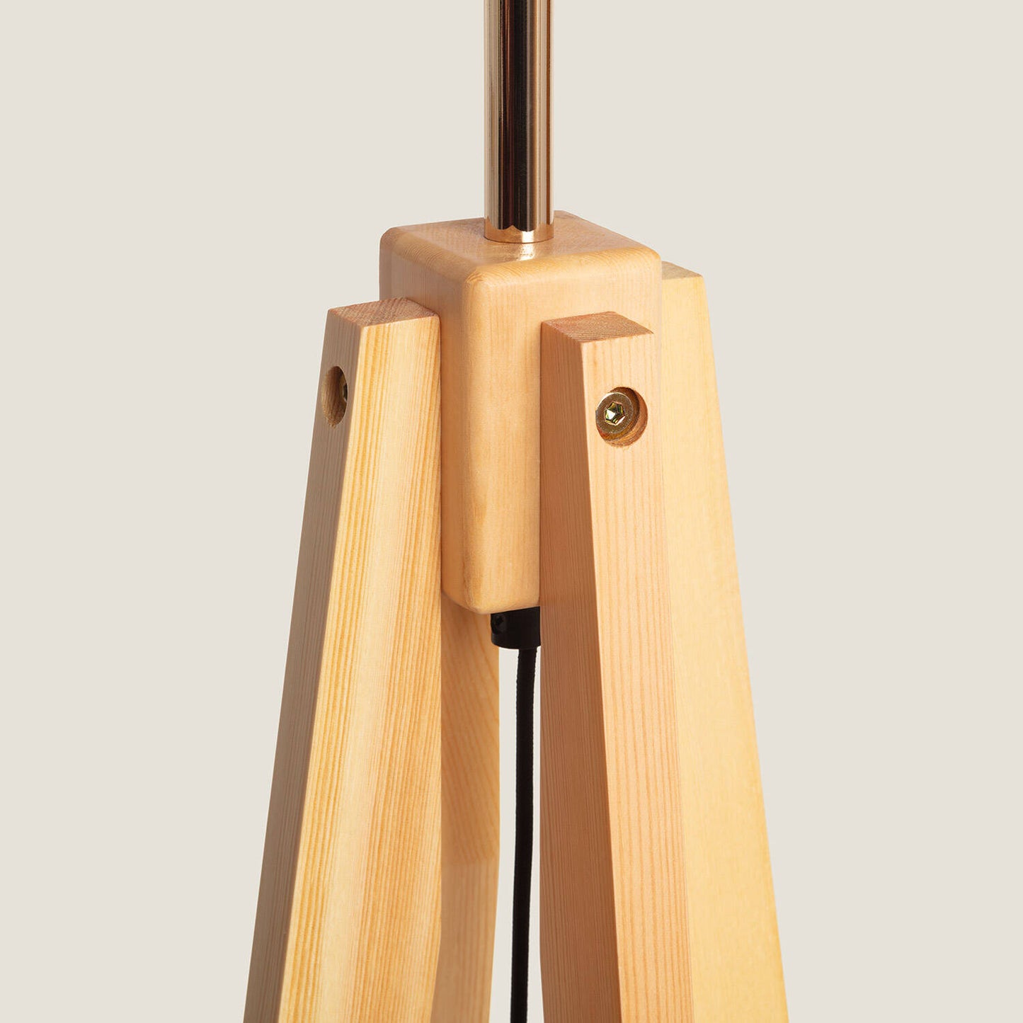Lámpara de Pie de Madera Korsade