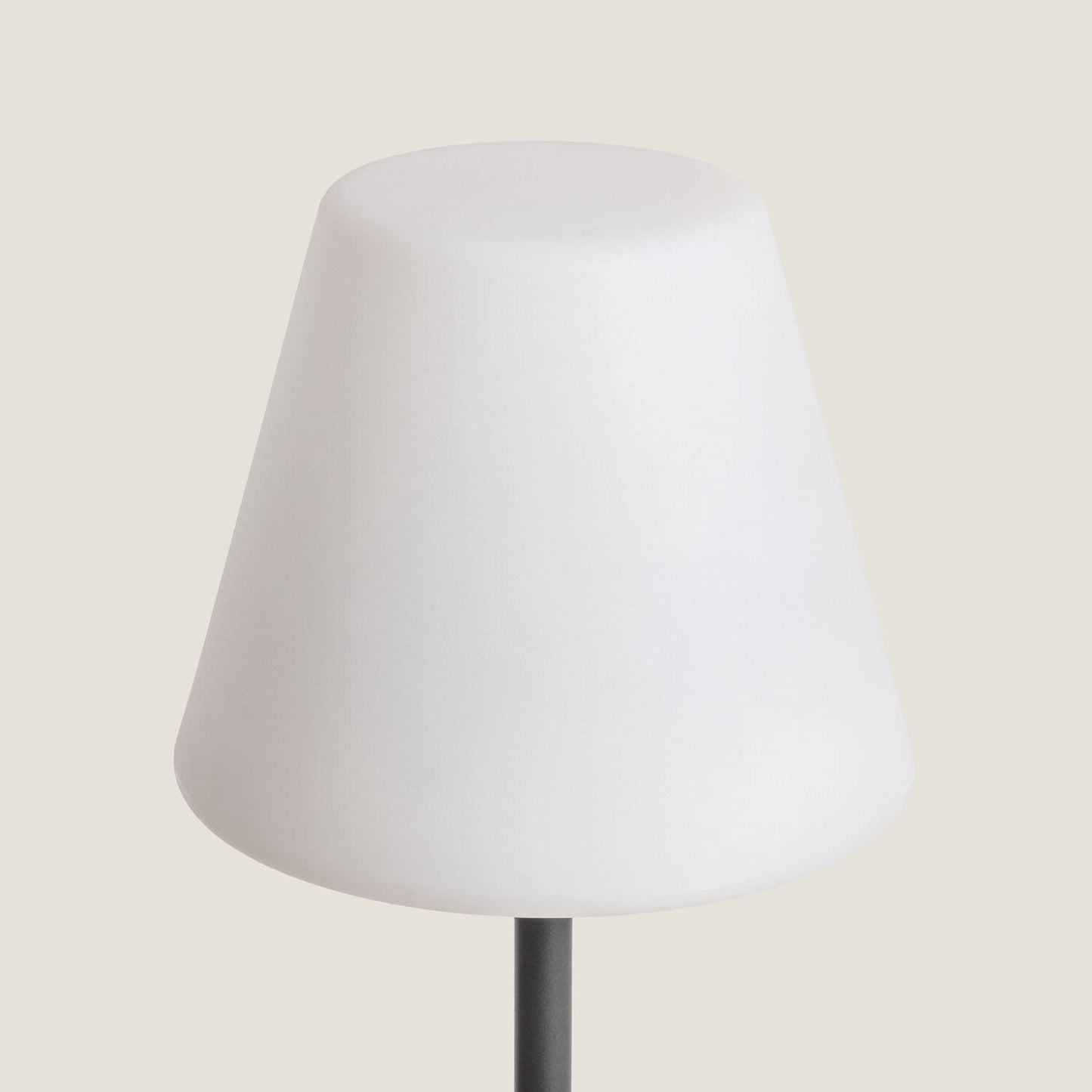 Lámpara de Pie Exterior de Metal LED Solar Larso